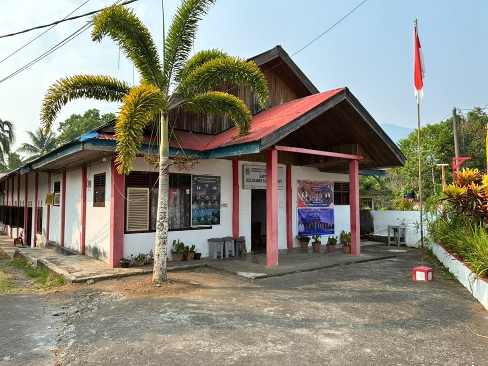 Kantor Kelurahan Taratara Satu, tampak dari samping